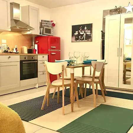 شقة Charming Studio Incl. Parking Around A Park + Lux