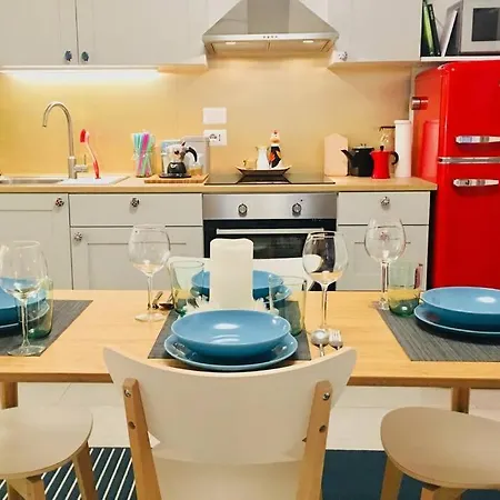Charming Studio Incl. Parking Around A Park + Lux شقة